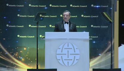 Draghi riceve il premio dell'Atlantic Council: "Questa è l'ora dell'Europa e dobbiamo coglierla"
