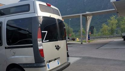 In Alto Adige la "Z" di Putin su un'auto con targa italiana