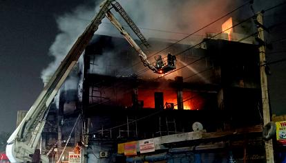 India, incendio in un edificio che ospita negozi a New Delhi: almeno 27 morti