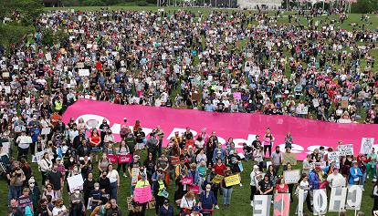 "Bans Off Our Bodies”: in migliaia scendono in piazza per difendere il diritto all'aborto