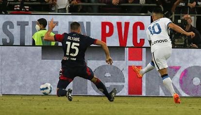 L'Inter vince a Cagliari 3-1. Verdetto rinviato all'ultima giornata