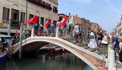 Venezia, i lavoratori della "Superjet" protestano davanti alla Prefettura