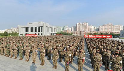 Corea del Nord, l'esercito distribuisce le medicine. Aerei in Cina per fare scorta