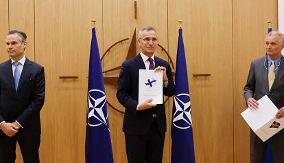 Svezia e Finlandia presentano domanda di adesione alla Nato. Stoltenberg: "Passaggio storico"