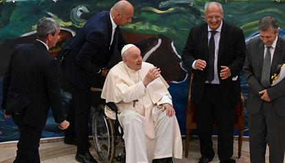 Il ginocchio di Papa Francesco mette alla prova il futuro del suo pontificato