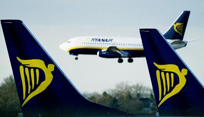 Ryanair conferma lo sciopero per domenica 17. Le associazioni dei consumatori: "Irresponsabile"