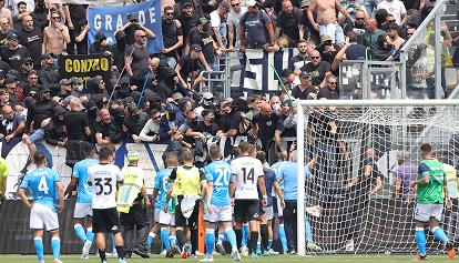 Il Napoli vince a La Spezia 3-0. Partita sospesa 10' per scontri tra ultras