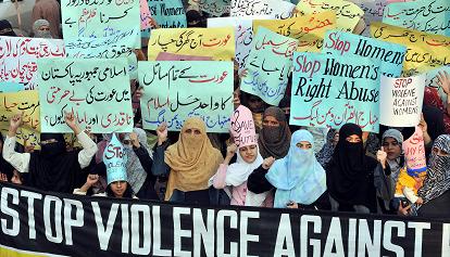 Pakistan: uccise due sorelle per "delitto d'onore", arrestati 6 familiari