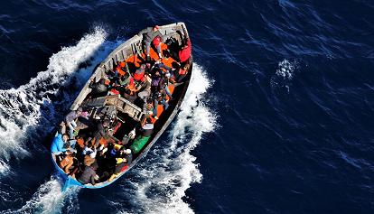 Strage nel mediterraneo: si rovescia un barcone con circa 100 migranti a bordo. Dispersi quasi 80