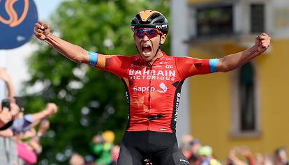 Giro, il colombiano Buitrago ha vinto la 17a tappa. Carapaz conserva la maglia rosa