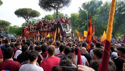 La "processione trionfale" degli "eroi" di Tirana per le strade della Capitale