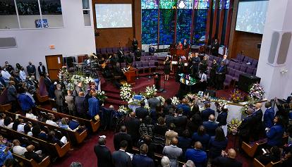 Kamala Harris a Buffalo per i funerali di una vittima della strage: "In Usa c'è un'epidemia di odio"