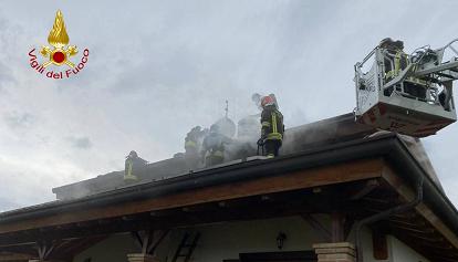 Va a fuoco il tetto di una villetta, vigili del fuoco a lavoro a Ponte Felcino
