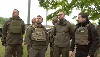Il presidente Zelensky per la prima volta lascia Kiev: visita le truppe sul fronte a Kharkiv