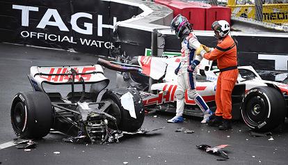 Spaventoso incidente di Mick Schumacher, la sua Haas spezzata in due