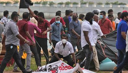 Sri Lanka: colpi d'arma da fuoco sparati dalla residenza del premier assediata dai manifestanti
