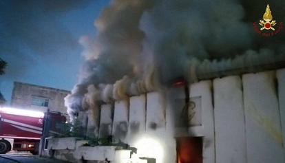 Incendio in un capannone in un centro di cinema-tv a Roma