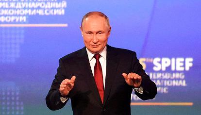 Putin: "L'era del mondo dominata dagli Usa è finita per sempre". E attacca la Ue 