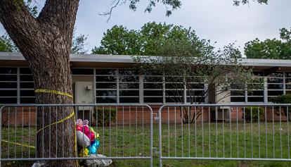 La strage nella scuola elementare in Texas, il sindaco di Uvalde: "L'edificio sarà demolito"