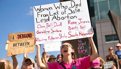 Alt all'aborto, la Corte Suprema come una scure sui diritti delle donne. Proteste in tutta l'America