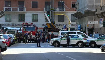 Incidente sul lavoro a Milano: morto l'operaio colpito dal cestello della gru