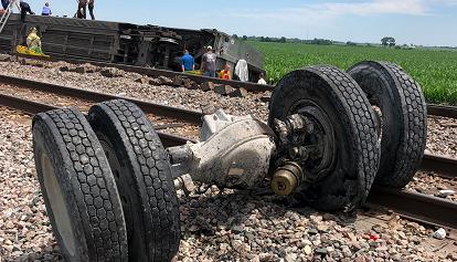 Treno deraglia dopo scontro con camion della spazzatura: 3 morti ed almeno 50 feriti