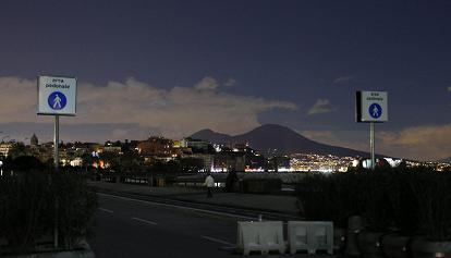 Forti ondate di calore danneggiano i cavi: diverse abitazioni di Napoli restano per ore senza luce