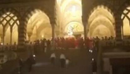 Amalfi al buio: il santo portato in processione alla luce degli smartphone