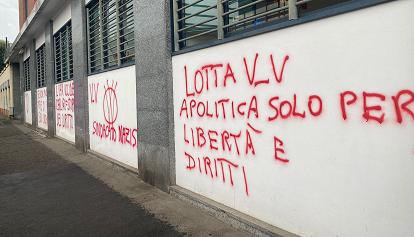 Scritte no vax sui muri della sede Cgil di Torino