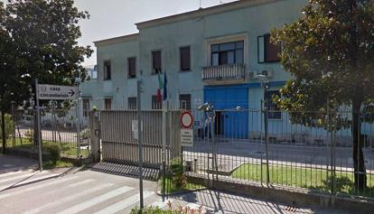 Si calano con un lenzuolo e scappano dal carcere Santa Bona: due detenuti bloccati, un evaso