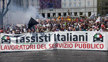 Taxi: sciopero nazionale contro Ddl Concorrenza. A Roma 1000 in corteo, rabbia e fumogeni