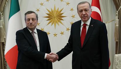 Draghi incontra Erdogan: "Insieme condanniamo l'invasione russa e sosteniamo Kiev"