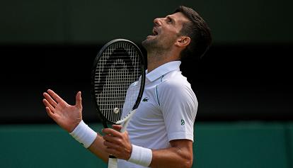 Wimbledon, Sinner parte a razzo ma poi cede alla rimonta di Djokovic. Che vola in semifinale