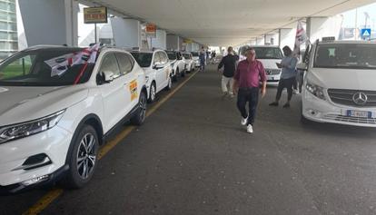 Sciopero dei tassisti, protesta davanti all'aeroporto