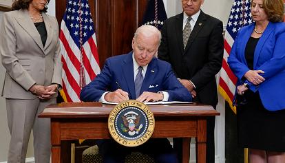 Joe Biden firma un ordine esecutivo per proteggere il diritto all'aborto