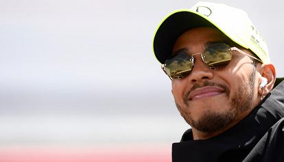 I fan di Verstappen esultano al botto di Hamilton, Lewis risponde