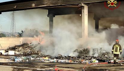 Vasto incendio divampa nel centro multiraccolta dei rifiuti di Voghera