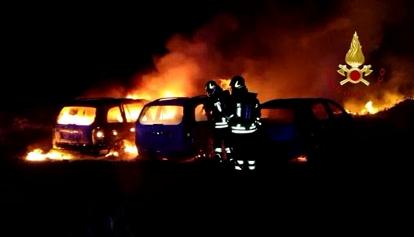 Tre auto bruciate nel cuore della notte