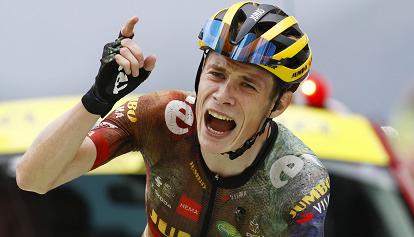 Jonas Vingegaard vince l'11a tappa del Tour e si prende la maglia gialla