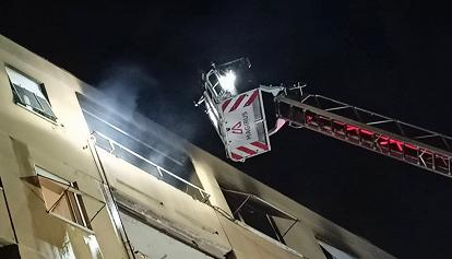 Appartamento in fiamme Tor Bella Monaca, 10 persone ricoverate due gravi