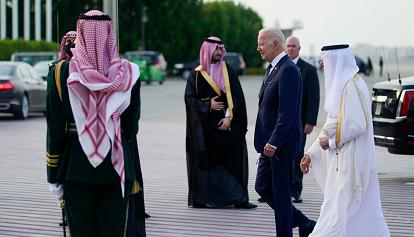 Biden: da Riad ok ad aumento del 50% della produzione di petrolio. Bufera per il 'pugno' con Salman