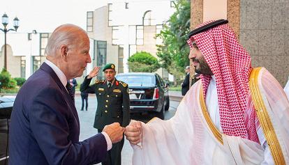 Joe Biden in Arabia Saudita: saluta con il pugno il principe Bin Salman