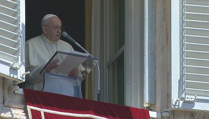 Papa Francesco all'Angelus: "Non alimentiamo l'insensatezza della guerra"