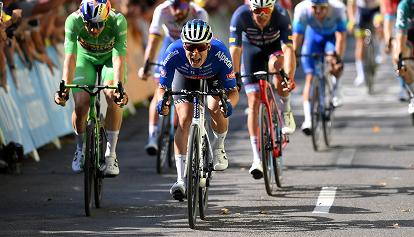 Philipsen vince la 15a tappa del Tour de France, Vingegaard cade ma resta maglia gialla