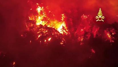 Massarosa brucia ancora: 560 ettari in fiamme, 500 evacuati