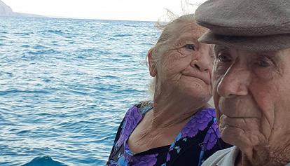 A 90 anni la prima gita in mare aperto in Sardegna, il regalo del nipote ai nonni