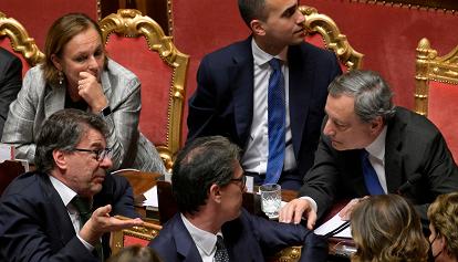 Il governo ottiene la fiducia, ma Lega, Forza Italia e M5S non votano. Draghi domani alla Camera