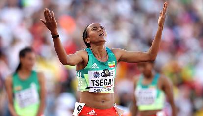 L'etiope Gudaf Tsegay trionfa nei 5000 metri dopo l'argento nei 1500