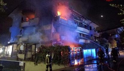 A fuoco una palazzina nel Cesenate, portate in salvo 6 persone. Inagibili 8 appartamenti