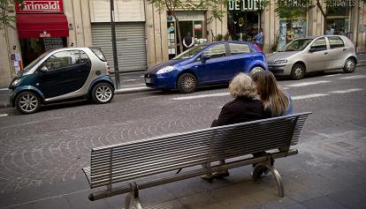 Napoli: catene, paletti e transenne del Comune per farsi il "parcheggio privato" 